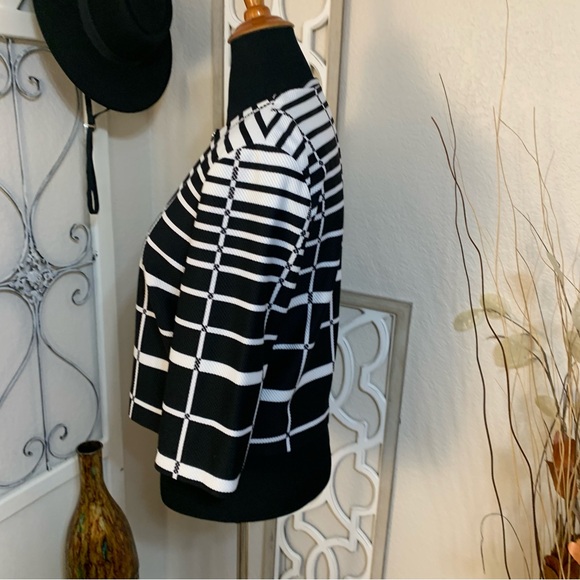 Danny & Nicole light weight suit jacket cropped length, one top button, - Picture 2 of 9